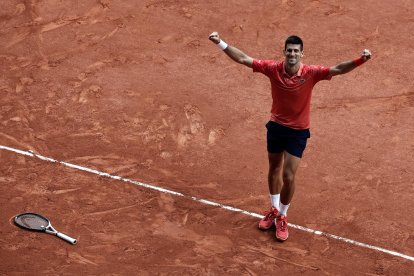 Novak Djokovic celebra su triunfo en Roland Garros 2023.