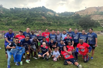 Jugadores de Emelec y cuerpo técnico que fue campeón en 1993 se volvieron a reunir 30 años después.