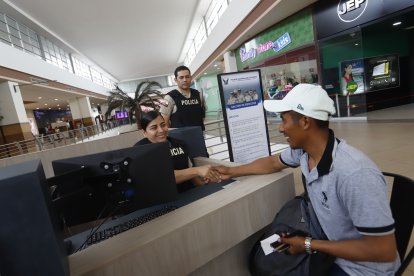 En el centro comercial se habilitó cubículos en los que policías ofrecen servicios de la institución.