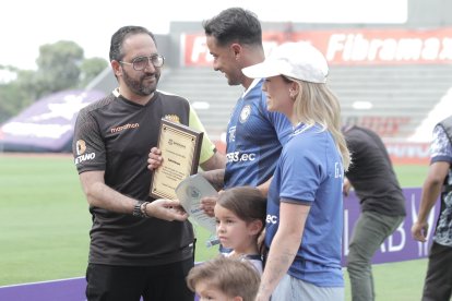 El homenaje de Barcelona para Gabriel Marques de parte de Xavier Salem, directivo del ídolo, testigo Luna de Marques y los pequeños Liz y Teo