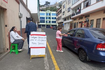 Los vecinos se han unido  para recolectar dinero para el sepelio del niño y ayudar en los gastos médicos de su padre.