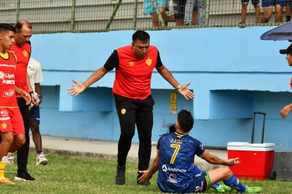 El técnico de Aucas, César Farías, fue expulsado en el partido contra Delfín.