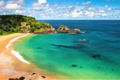 Bahía do Sancho, en Fernando de Noronha, la playa brasileña que suele figurar en todas las listas de las playas más bonitas del mundo.