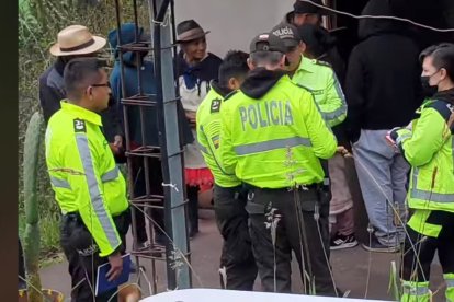 Agentes policiales realizan pericias por lo acontecido.