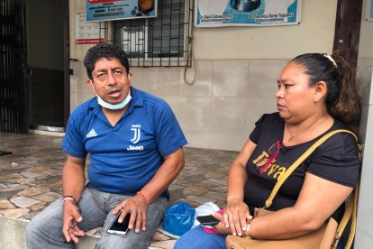 Gilbert Barbera pasa día y noche en la vereda frente al hospital y ahí coloca cartones para dormir.