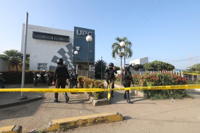 Una cinta amarilla fue colocada en la parte externa de la Unidad de Policía Comunitaria.