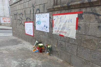 Han ofrendado flores y peluches por el muchacho.