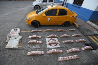 La droga era movilizada en este vehículo amarillo.