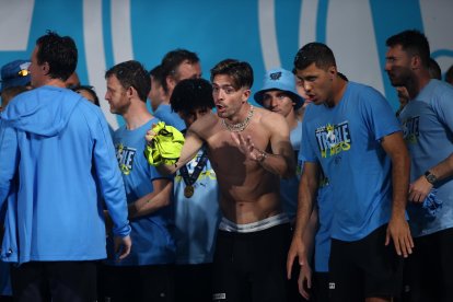 Jack Grealish (c), en los festejos del City.