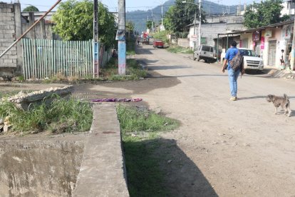Sobre un muro se cemento se encontraban los brazos y la cabeza de un hombre en el noroeste de Guayaquil