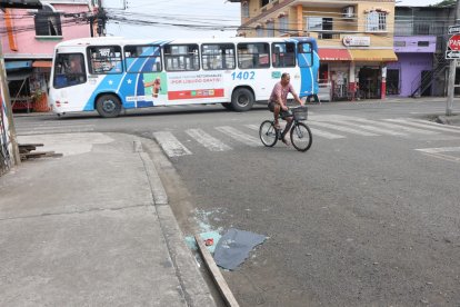 En las calles 43 y la F, suburbio de Guayaquil, fue asesinado un expolicía con varios disparos.