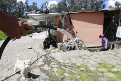 A primera vista, el agua que les llega parecería ser cristalina. Sin embargo, esta viene con suciedades.