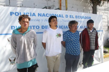 Uno de los detenidos (camiseta azul) dijo ser líder de la banda  organizada Los Lobos.