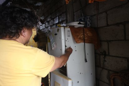 Pedro muestra como quedó su refrigeradora tras el atentado. Inservible.