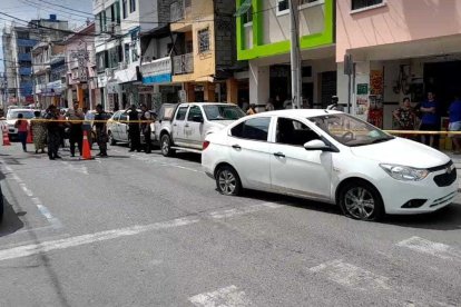 La víctima conducía su vehículo cuando fue atacado por los sicarios.