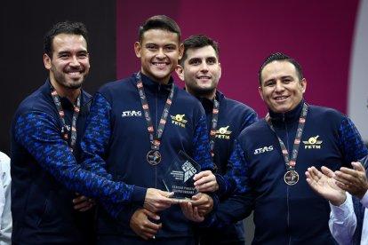 Alberto Miño (i), Emiliano Riofrío y Rodrigo Tapia alcanzaron el bronce en la categoría equipos masculino.