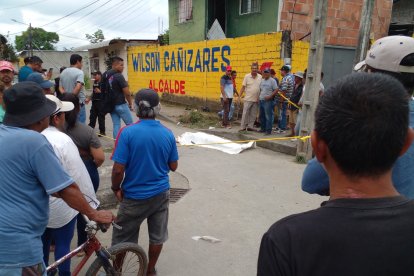 La Policía realiza trabajos investigativos para dar con los asesinos.