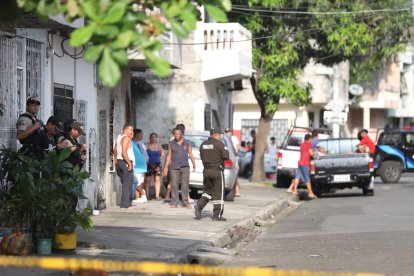 Aparato explosivo fue dejado en una casa del suburbio.