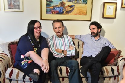 Alfonso junto a sus hijos Paula y Juan José