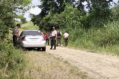 Un automóvil fue abandonado junto al cadáver. Se presume que en este vehículo fue trasladada la víctima