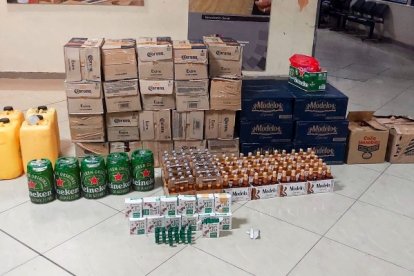 Entre los productos que pretendían ingresarse ilegalmente al centro carcelario constan cervezas.