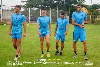 Los jugadores Juan Ruiz (7) y Brian Oyola (10) están enfocado en trabajar conF Delfín, que en la fecha 15 de la LigaPro visitará a Técnico Universitario.