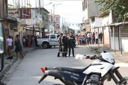El adolescente caminaba hacia su colegio cuando fue asesinado a tiros por sujetos en moto.