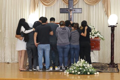 Compañeros de Pavel rodearon el féretro y entre lamentos resaltaron las cualidades que tenía.