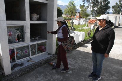 Las hijas de María Iza fueron al  camposanto para constatar los daños causados por los ladrones.