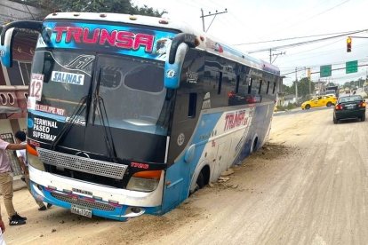 El bus de la compañía Trunsa en el recorrido de la línea 12 sufrió el percance.