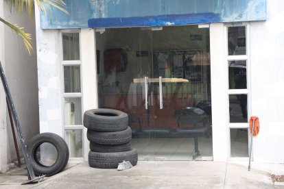 La puerta de ingreso al lugar está bloqueada para impedir el paso a extraños.