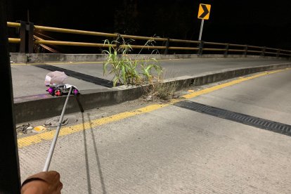 Este carrito con las hojas fue dejado en un puente elevado frente al Comando de Policía de Esmeraldas.