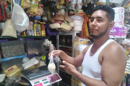 En 25 centavos Xavier Matamoros compra su cuarto de arroz, eso le rinde para una sola comida.