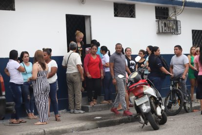 Padres de familia mostraron su inconformidad a las autoridades del plantel