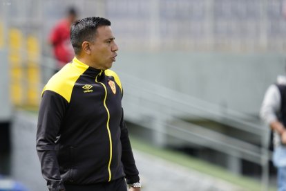 El entrenador César Farías no podrá dirigir a Aucas durante 14 meses.