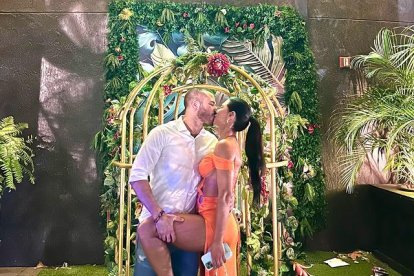 La deportista ecuatoriano con su novio en Miami, Estados Unidos.