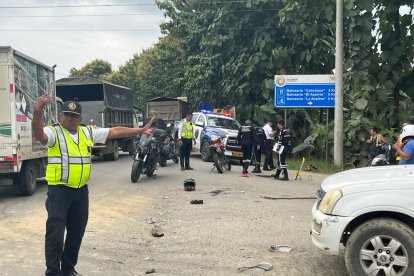 Agentes de la Comisión de Tránsito del Ecuador (CTE) confirmaron que la mujer murió en el sitio; su hijo y su nieta, en el hospital.