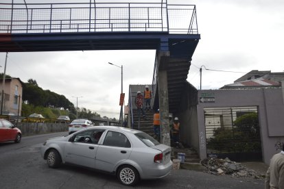 Una cuadrilla de obreros aún trabaja en la obra civil del paso elevado.