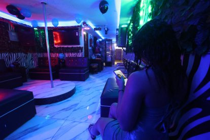 Melisa dice que hay momentos en que el local en el que labora está vacío. Por eso aprovecha para comunicarse con sus seres queridos.