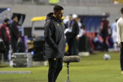 El DT César Farías  recibió una fuerte sanción por golpear a dos jugadores del Delfín.