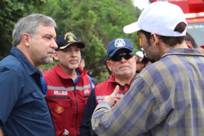 El santero le explica a los rescatistas cómo se perdió en medio del cerro.