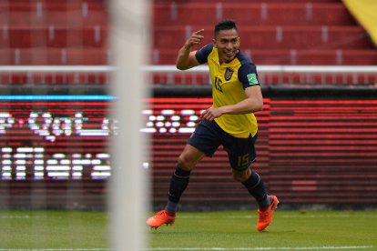 CDA101. QUITO (ECUADOR), 16/11/2020.- Ángel Mena de Ecuador celebra un gol hoy, en un partido de las Eliminatorias Sudamericanas para el Mundialde Catar 2022 entre las selecciones nacionales de Ecuador y Colombia en el estadio de LDU en Quito (Ecuador). EFE/Rodrigo Buendia POOL Ecuador - Colombia