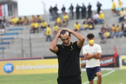 Fabián Bustos renunció a la dirección técnica de Barcelona, luego de perder ante Emelec.