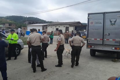 El cuerpo sin vida del pescador fue retirado de la embarcación por las autoridades