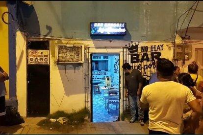 Unas chicas gritaban aterrorizadas por el atentado en el local.