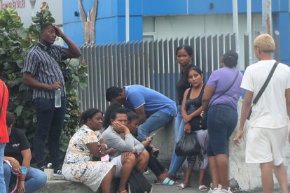 Familiares de Luis Cangá llegaron al Laboratorio de Criminalística y Ciencias Forenses de Guayaquil.