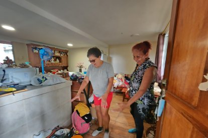 Liliam Haz (izquierda) habilitó un espacio en la cocina para que su amiga, Marianita Coello y su familia, descansen.