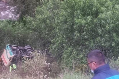 Un bus se volcó en la carretera que une Píllaro y Ambato.