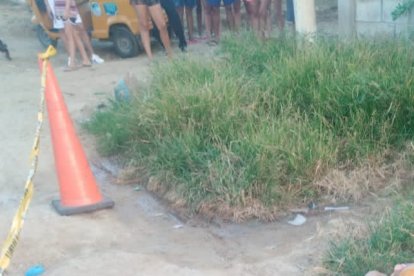 El cuerpo del hombre decapitado fue hallado en este lugar. Estaba maniatado.