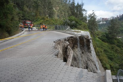 Un derrumbe se presentó en la avenida de los Conquistadores.